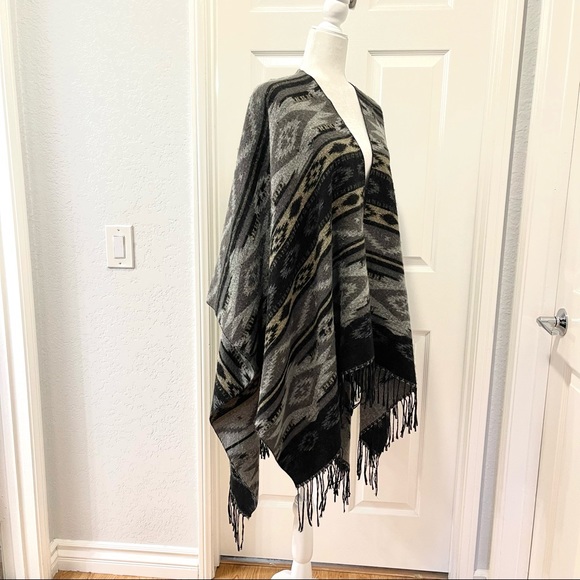 Oversized Multi Color Aztec Print Fringe Pancho/Scarf Size OS - Picture 2 of 5